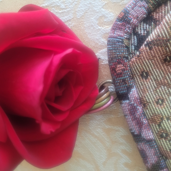 2000'sMoschino Floral Tapestry Shoulder Bag with Floral Appliques. Made In Italy - Picture 4 of 15